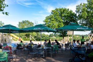 Heerlijk genieten op het terras van camping Breehees